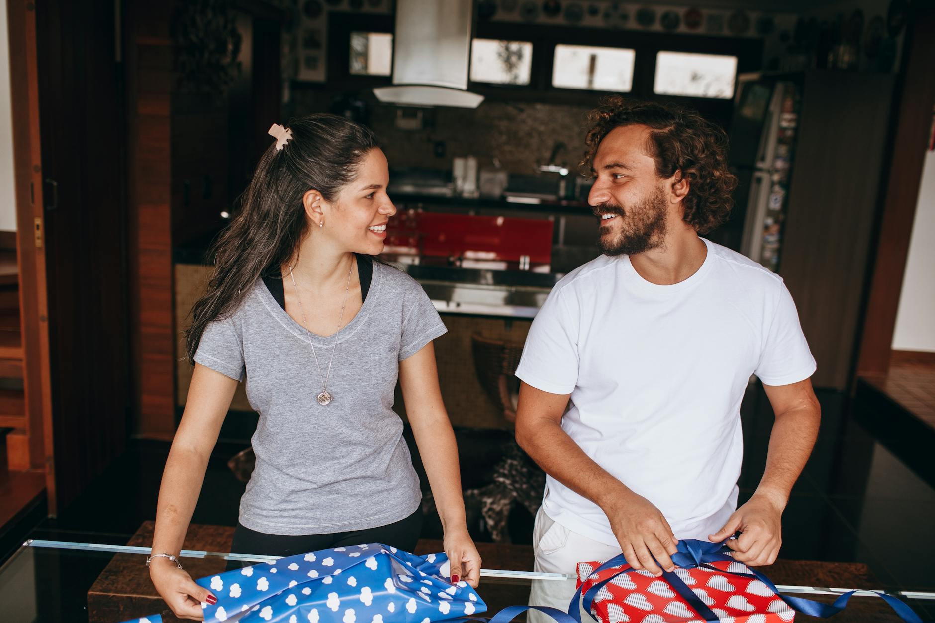 Cadeau commun couple : les meilleures idées pour offrir ensemble