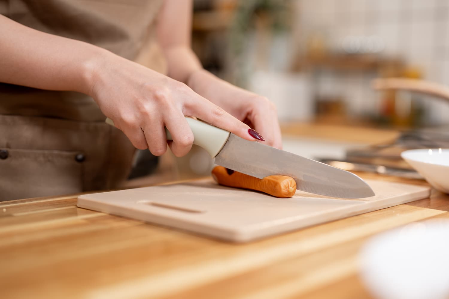 Pourquoi la planche à découper en bois reste l’incontournable de nos cuisines en 2026 ?